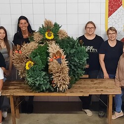 Erntekrone-Binderinnen, DANKE an : Berta Regier, Gerlinde Krenn, Marie Nentwig, Lena Krenn, Christa Holzapfel, Petra Rieger, Stefanie Fruhwirth, Nicole Hadler, Stefanie Nentwig, Tanja Fassolter